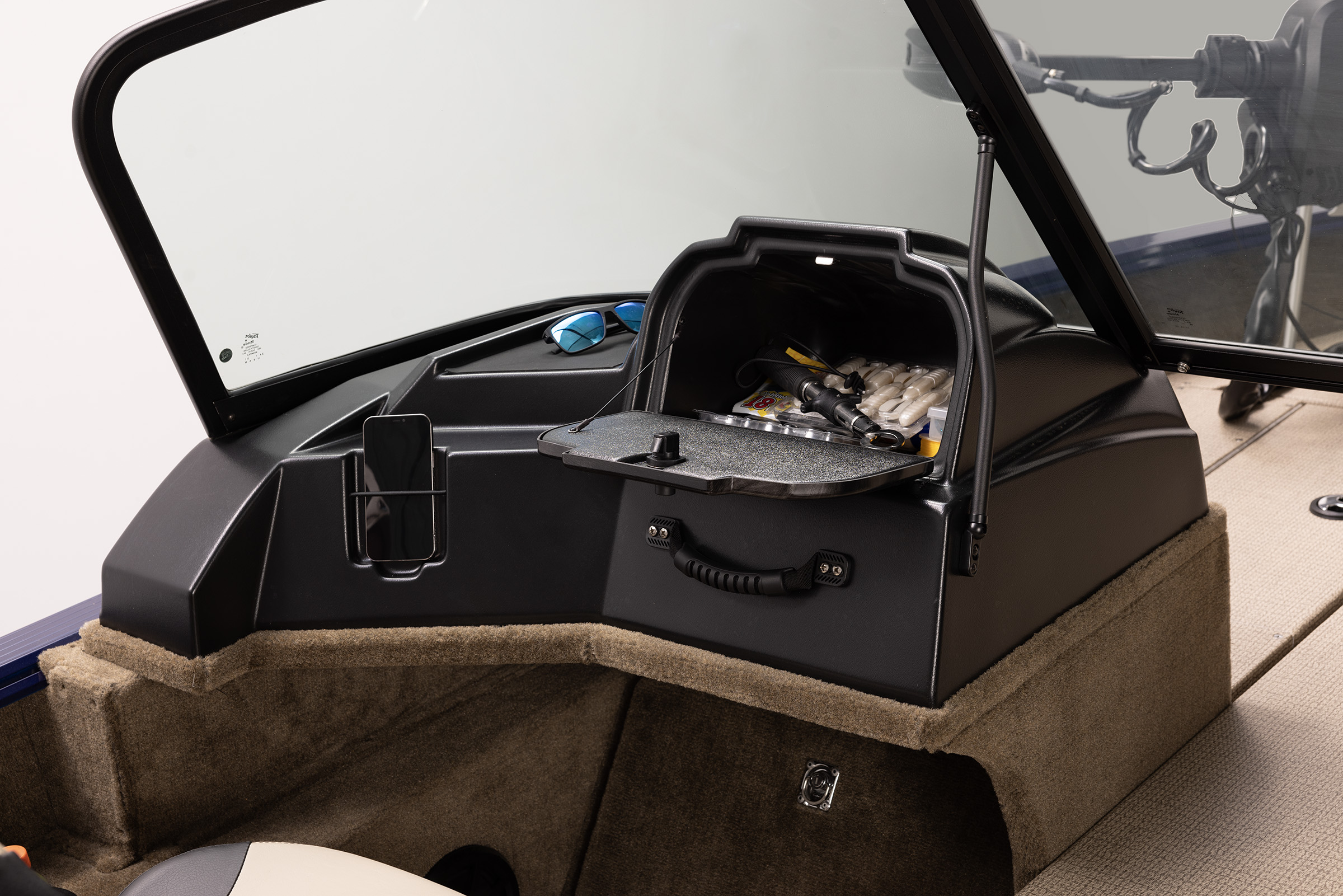 Angler V21 F Passenger Console