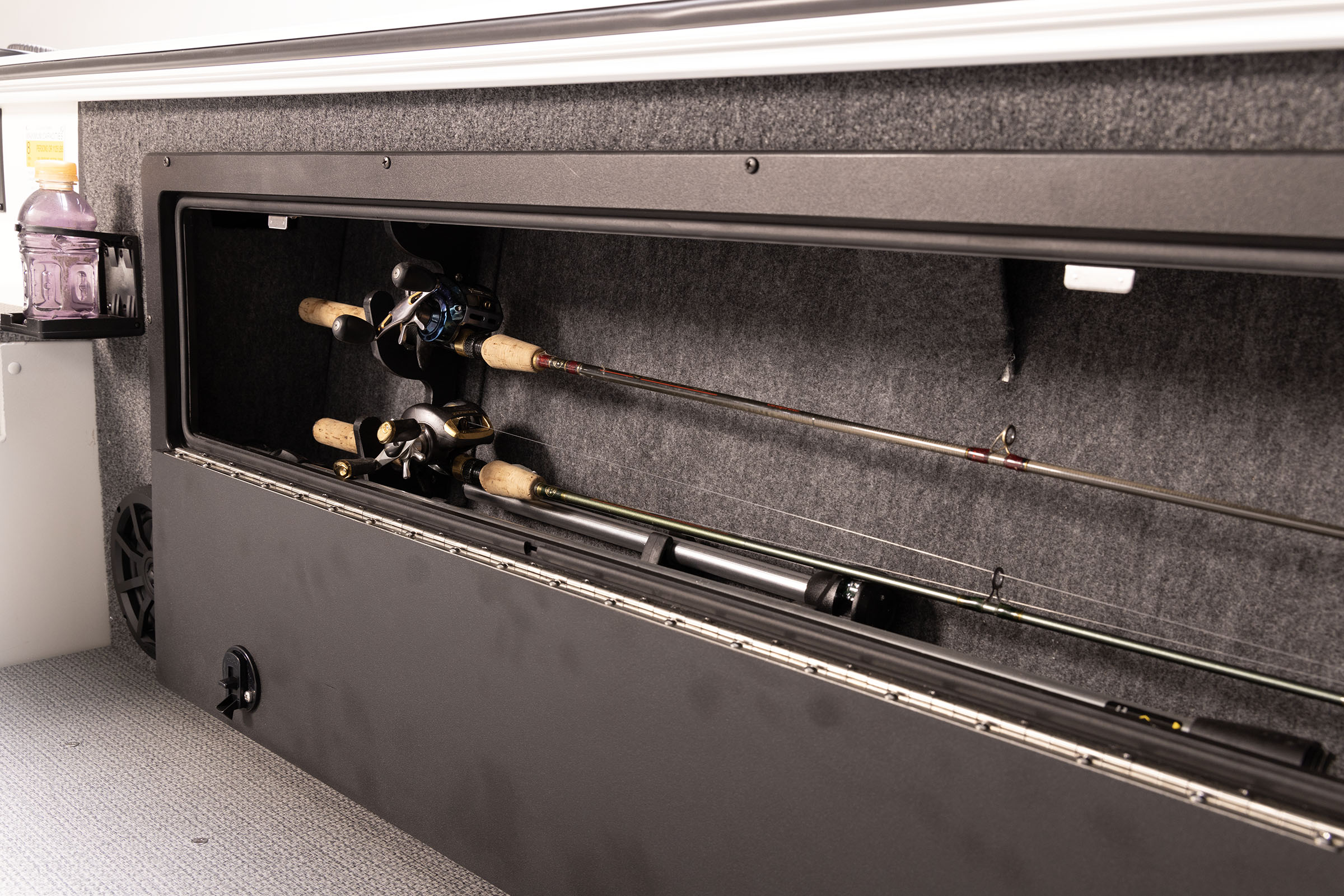 Angler V1850 SF Rod Storage